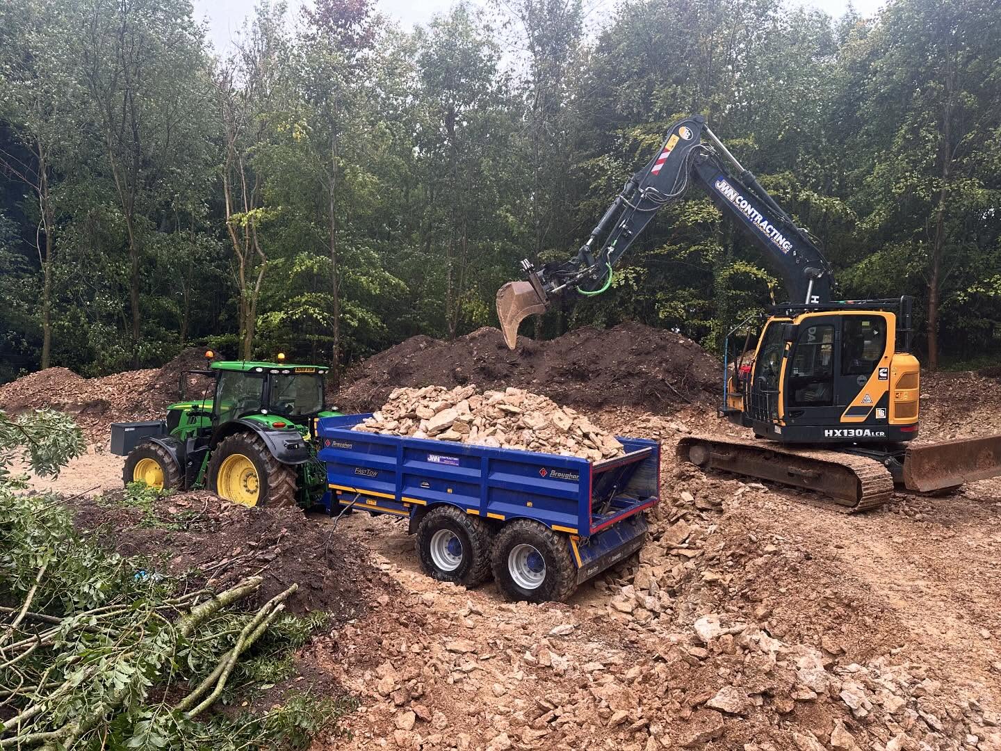 Anyone else getting wet playing digger tractor dodging @johndeereeurope @broughantrailers@hdhyundaiceeurope@steelwrist_official@stone_plant_hydraulic_services@lwc_agricultural_products