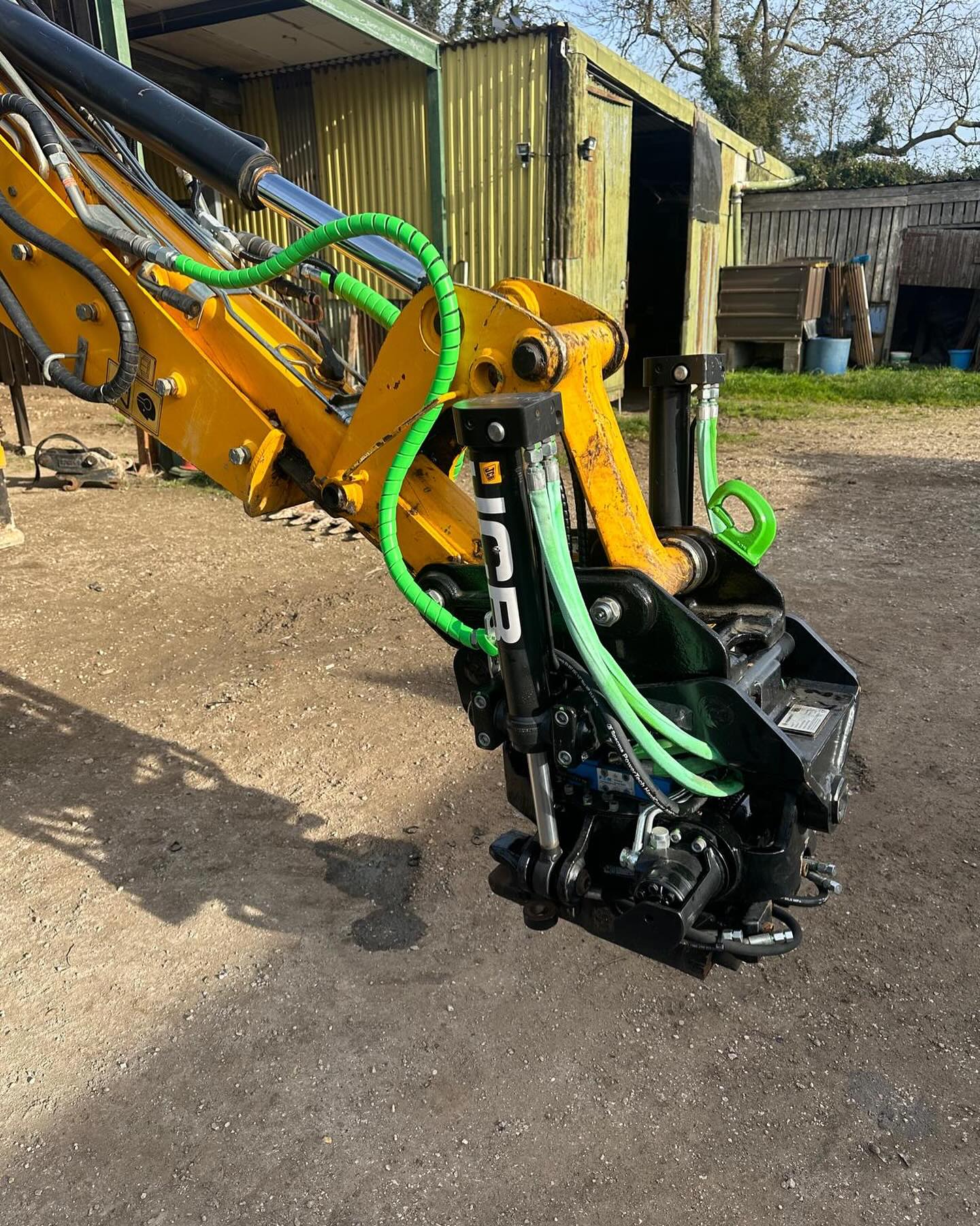 Sneak peek of our fresh addition to the 3cx cheers to @stone_plant_hydraulic_services#steelwrist#jcb3cx#tiltrotator